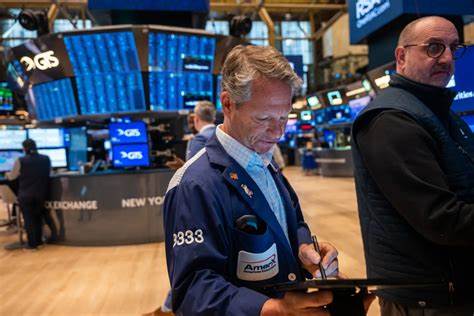 U.S. stocks rebound late in the day to finish positive after earlier drawdowns