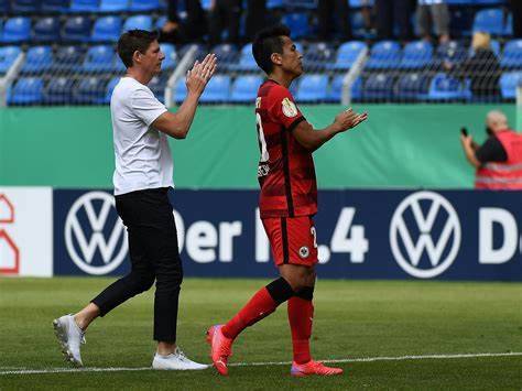 In Frankfurter Stadion wird es plötzlich still, RTL-Kommentator klärt im Live-TV auf