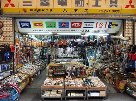 A Typical Workday at a Japanese Hardware Tool Store [video]