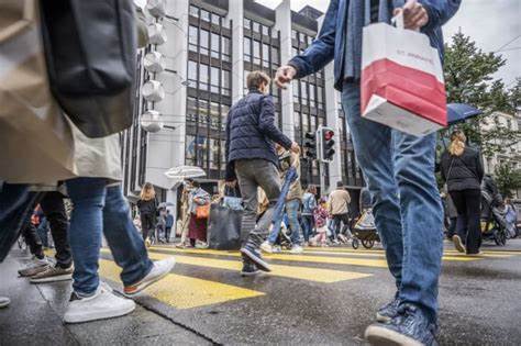 Switzerland Nears Deflation as SNB Mulls Rate Cuts