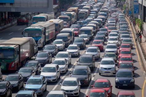 Pedals over petrol Cycling now dominates peak-hour traffic in the City of London