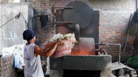 Indonesian tofu factories powered by plastic waste [video]