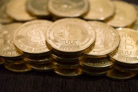 UPDATE 2-Bitcoin hits record above $72,000 as demand frenzy intensifies - Yahoo Finance
