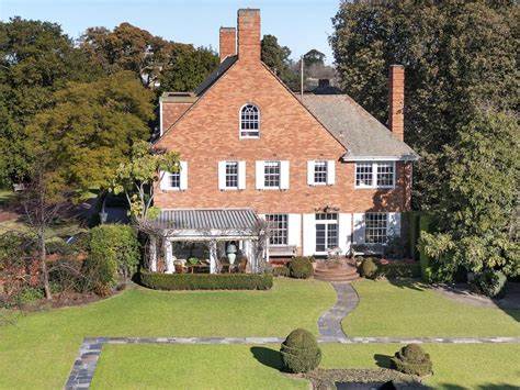Crypto billionaires, tech business whizzes and sporting identities help break Victorian real estate records - realestate.com.au