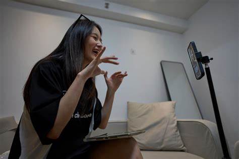 Chinese singles looking for love in video chats – thousands follow in real time