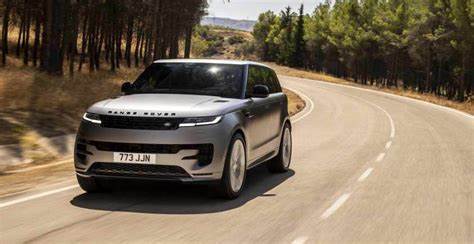 Luxury car maker JLR abstains from confirming forecast on US tariff uncertainty