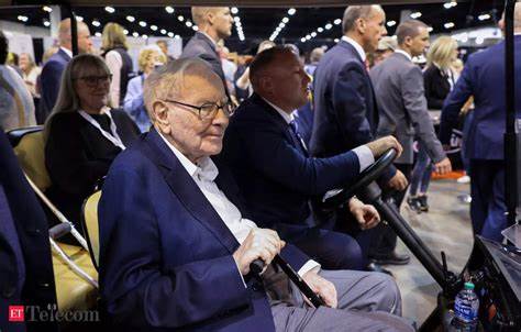 Berkshire shareholders head to Buffett's 60th annual meeting, economy top of mind