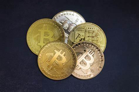 Bitcoin Hits Lowest Price Since November as Dogecoin, XRP and Solana Fall - Decrypt
