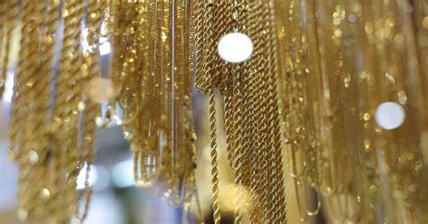 Gold pares gains as bond yields climb, trade war fears lend support
