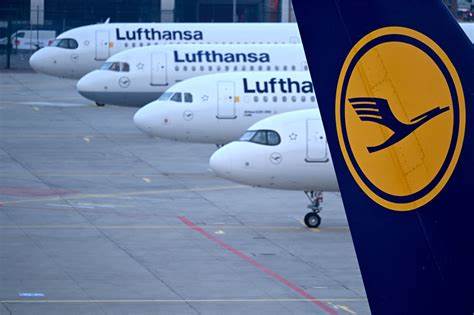 Lufthansa Adjusted Loss Narrows as Revenue Rises Amid Strong Travel Demand