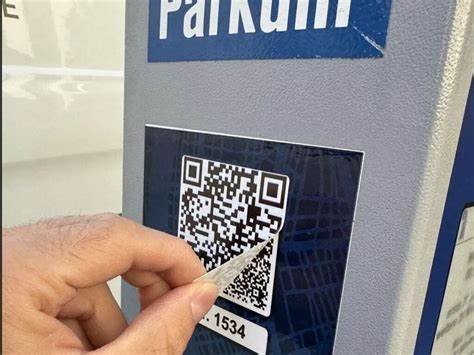 Aktuell Bertrugsversuche mit gefälschten QR-Codes an Basler Parkuhren
