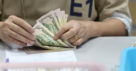 US dollar falls on dovish remarks by Fed's Powell - Reuters.com