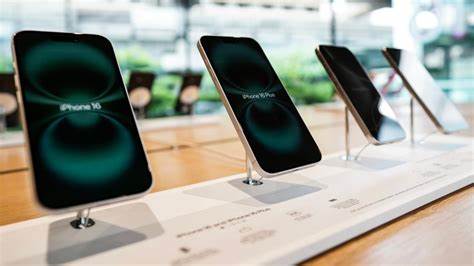 Unrealistic to shift all U.S. iPhone assembly to India, Apple bear Craig Moffett writes to clients