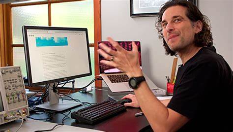 Joe Grand hacked a $2 million crypto wallet. Now he’s turned it into a job - EL PAÍS USA