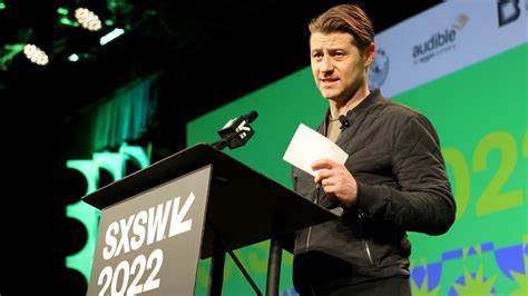CIA Agents Begged Ben McKenzie, of All People, to Explain Crypto to Them - Rolling Stone
