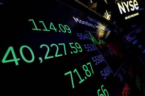 US stocks close higher; oil drops amid recession fears, trade talks