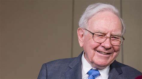 Warren Buffett Nears the Stage, Ending Investors’ Wait