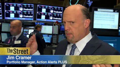 Jim Cramer on Exxon Mobil Corporation (XOM): “We wanna stay away from Exxon” – Out of Favor in a Low-Oil Environment