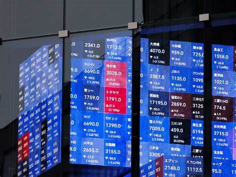 Dollar Eases as Investors Take Stock of U.S.-China News
