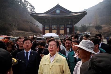 Korea’s Presidential Front-Runner Vows to Boost Stock Market