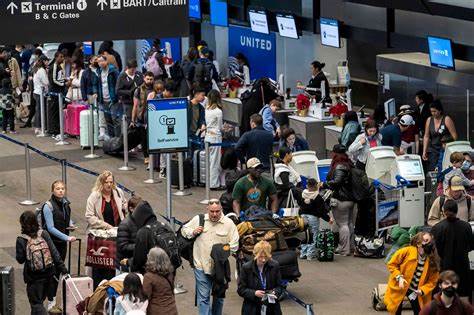 It's a ‘low firing, low hiring’ job market, economist says: Here's how to land a new gig anyway