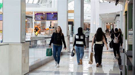 Wealthy consumers upped their spending last quarter, while the rest of America is cutting back