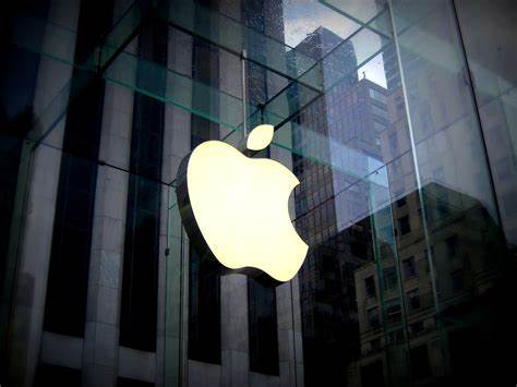 Veteran Investor Stays “Neutral” on Apple (AAPL) Stock Amid Tariff Challenges, High Valuation